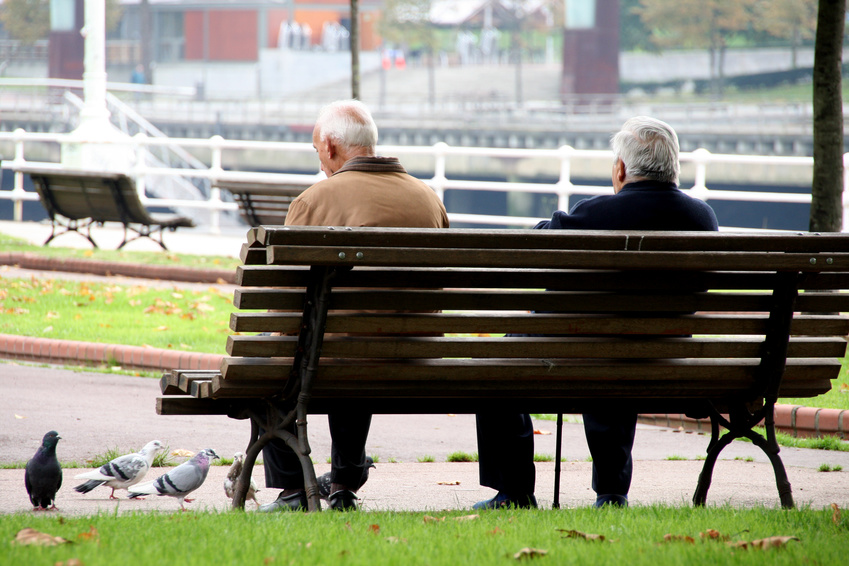 Bebe caminando de la mano de sus padres