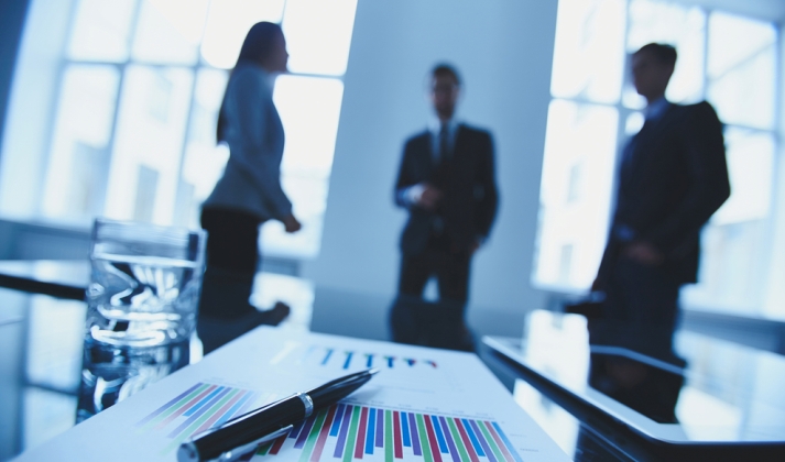 Bebe caminando de la mano de sus padres